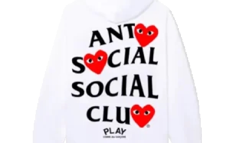 Unique design elements of Comme des garcons Converse